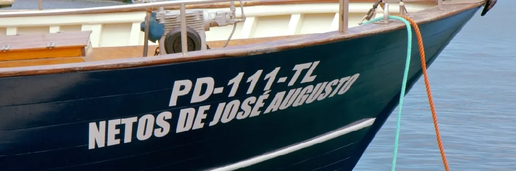 Lettering no casco PD-111-TL, Netos de José Augusto, na proa da embarcação original